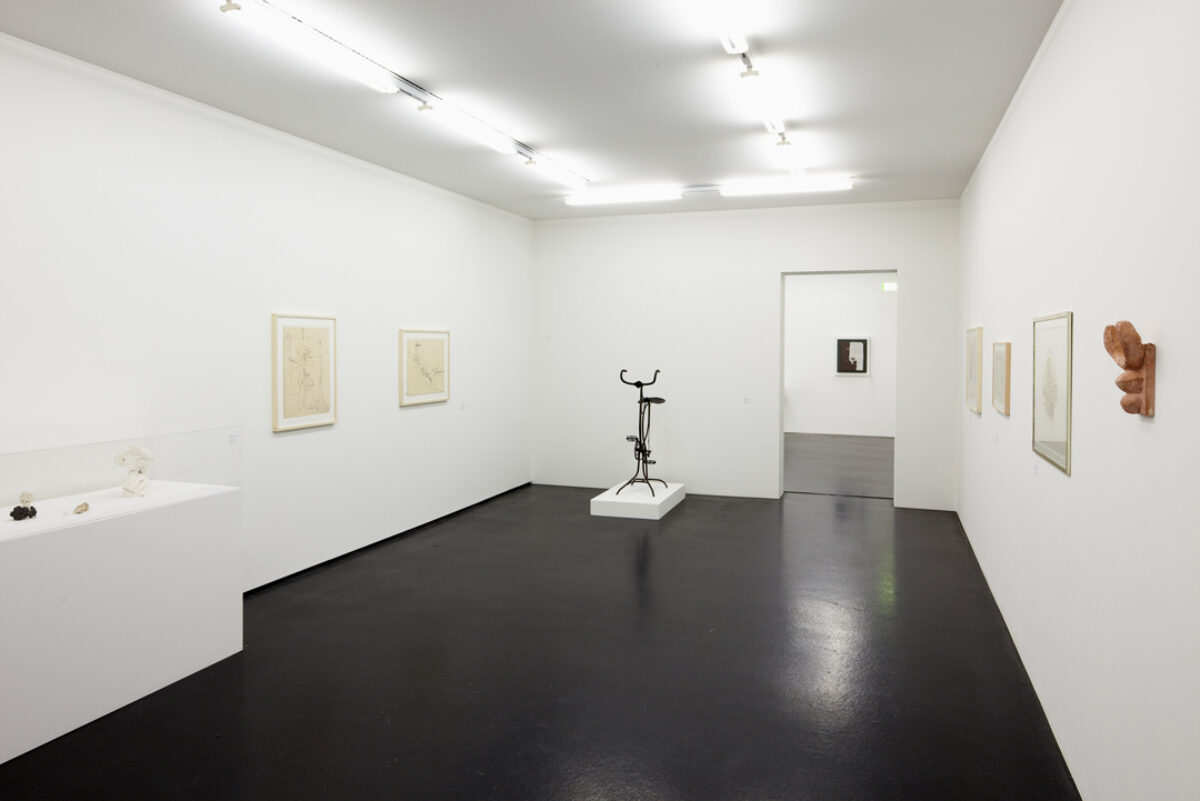 Ausstellungsansicht mit verschiedenen Kunstwerken im Aargauer Kunsthaus