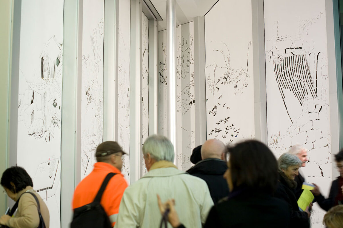 Ausstellungsansicht mit verschiedenen Kunstwerken im Aargauer Kunsthaus