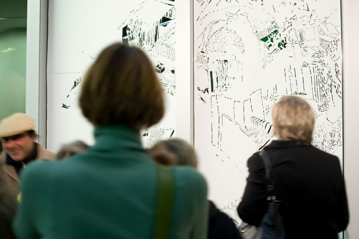 Ausstellungsansicht mit verschiedenen Kunstwerken im Aargauer Kunsthaus