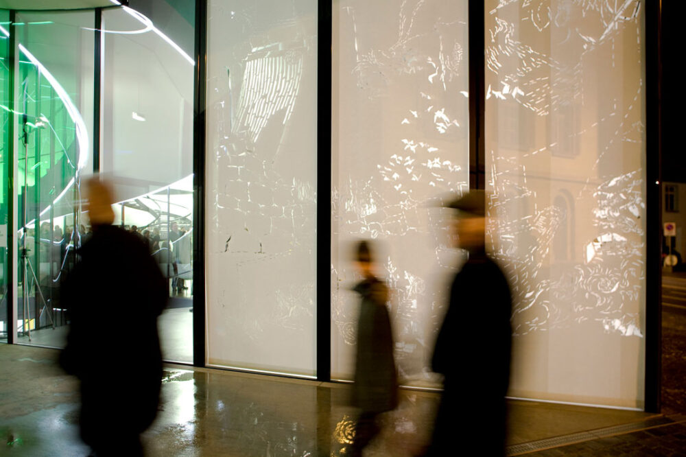 Ausstellungsansicht mit verschiedenen Kunstwerken im Aargauer Kunsthaus