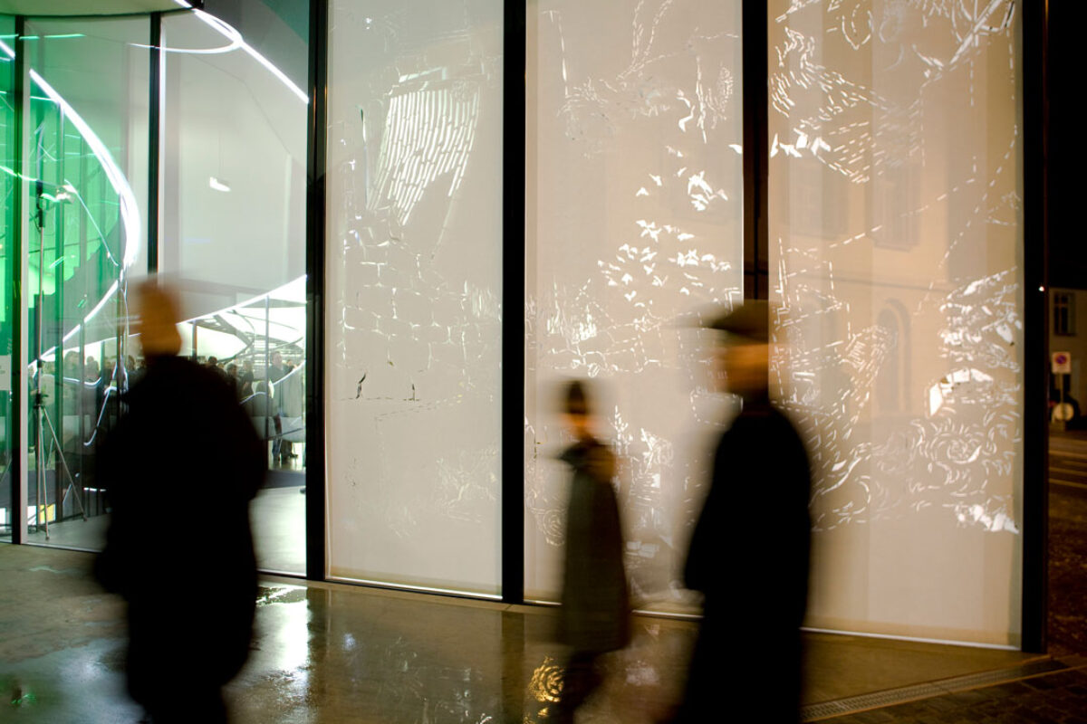 Ausstellungsansicht mit verschiedenen Kunstwerken im Aargauer Kunsthaus