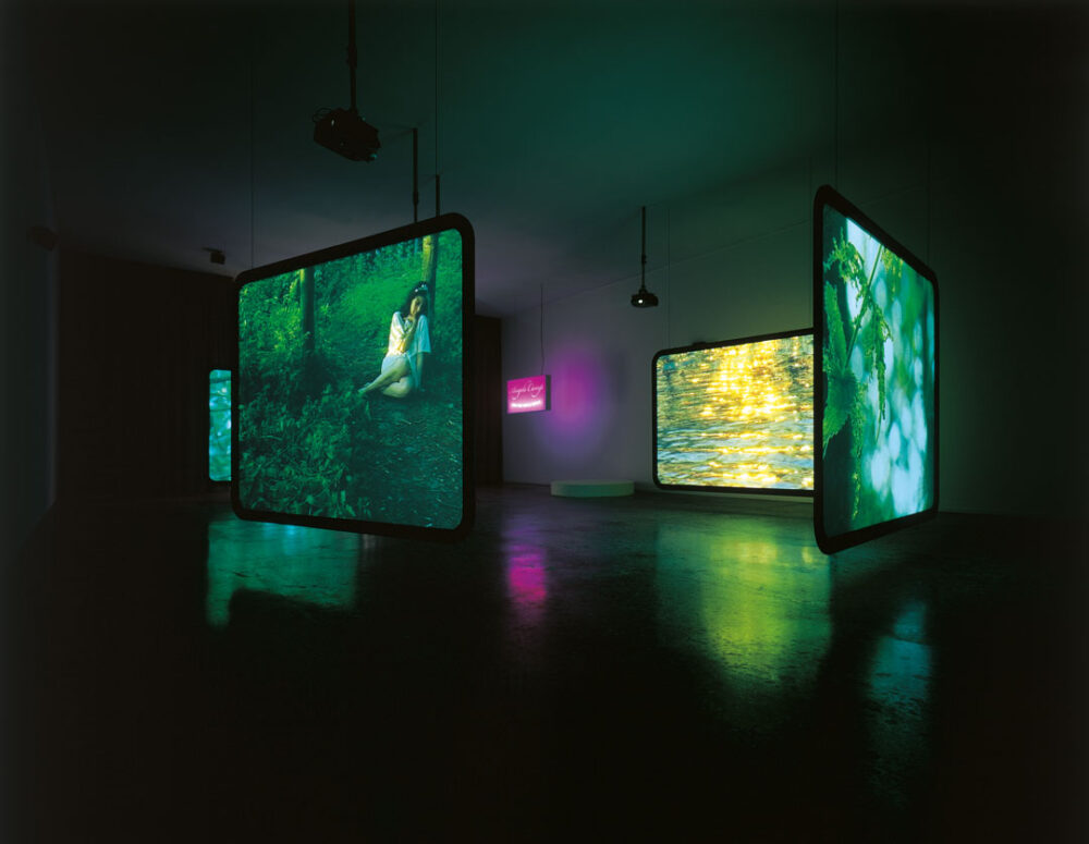 Installationsansicht mit vier Leinwänden auf denen vier Filme projektziert werden