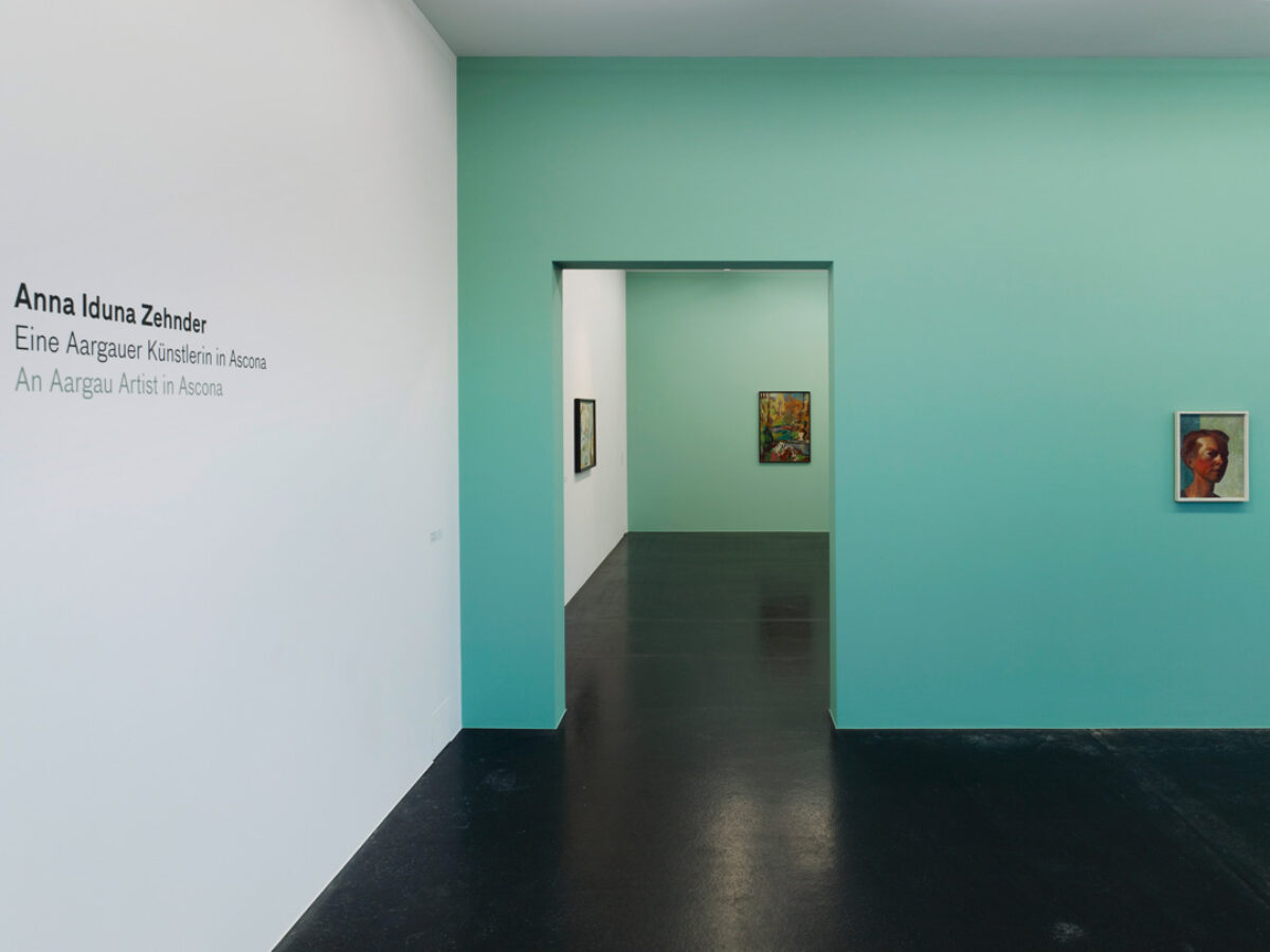 Ausstellungsansicht mit verschiedenen Kunstwerken im Aargauer Kunsthaus