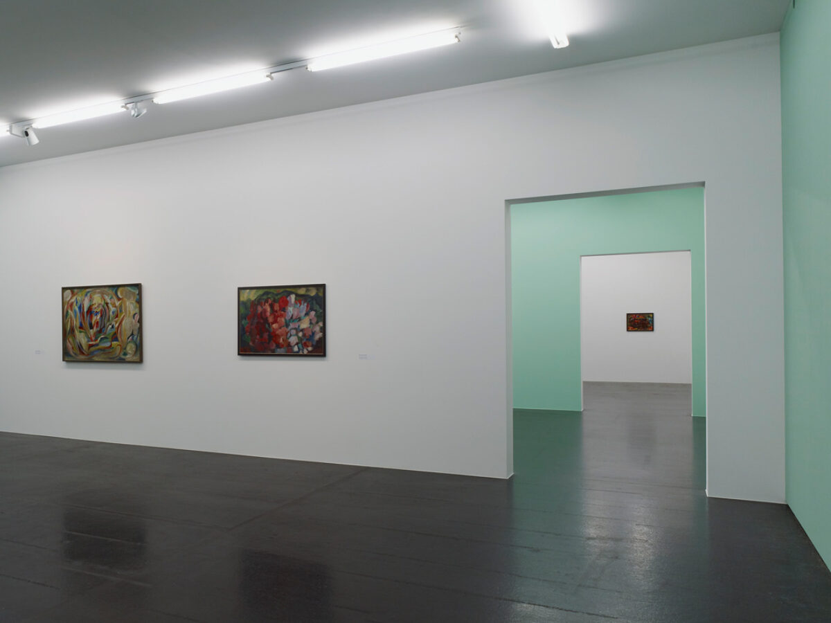 Ausstellungsansicht mit verschiedenen Kunstwerken im Aargauer Kunsthaus