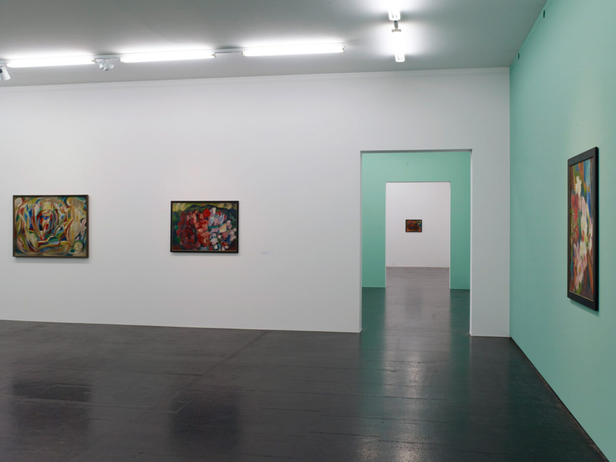 Ausstellungsansicht mit verschiedenen Kunstwerken im Aargauer Kunsthaus