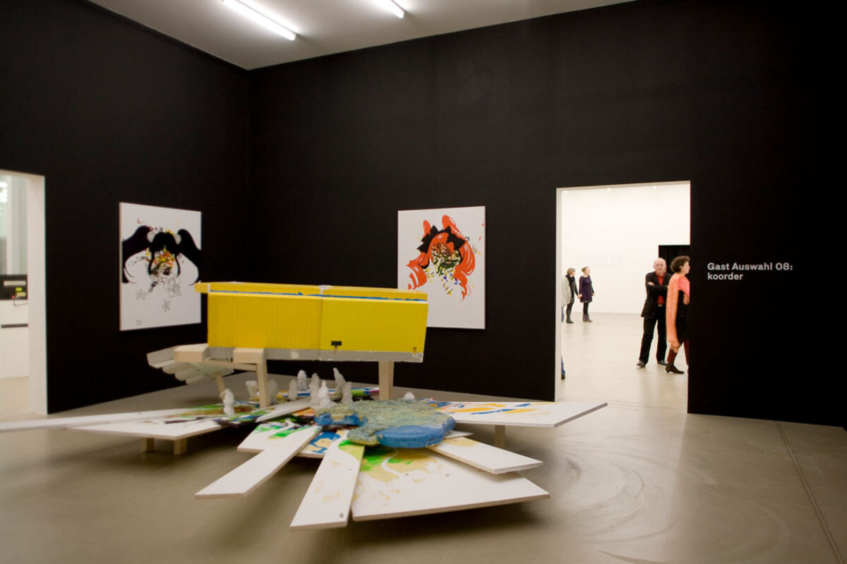 Ausstellungsansicht mit verschiedenen Kunstwerken im Aargauer Kunsthaus