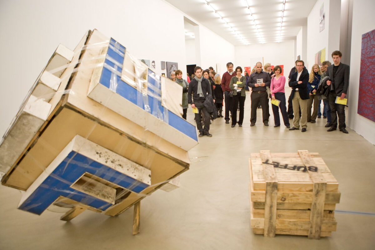 Ausstellungsansicht mit verschiedenen Kunstwerken im Aargauer Kunsthaus