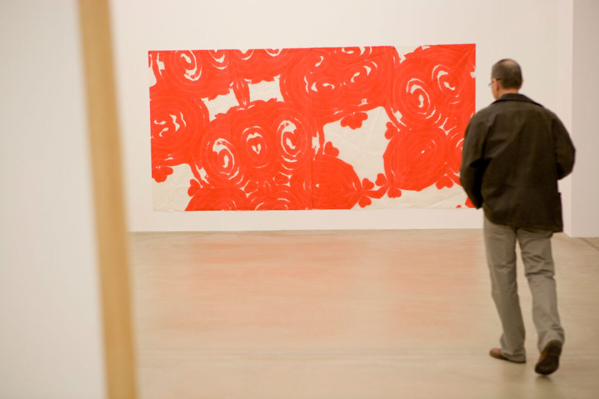 Ausstellungsansicht mit verschiedenen Kunstwerken im Aargauer Kunsthaus