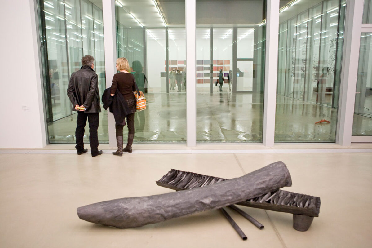 Ausstellungsansicht mit verschiedenen Kunstwerken im Aargauer Kunsthaus