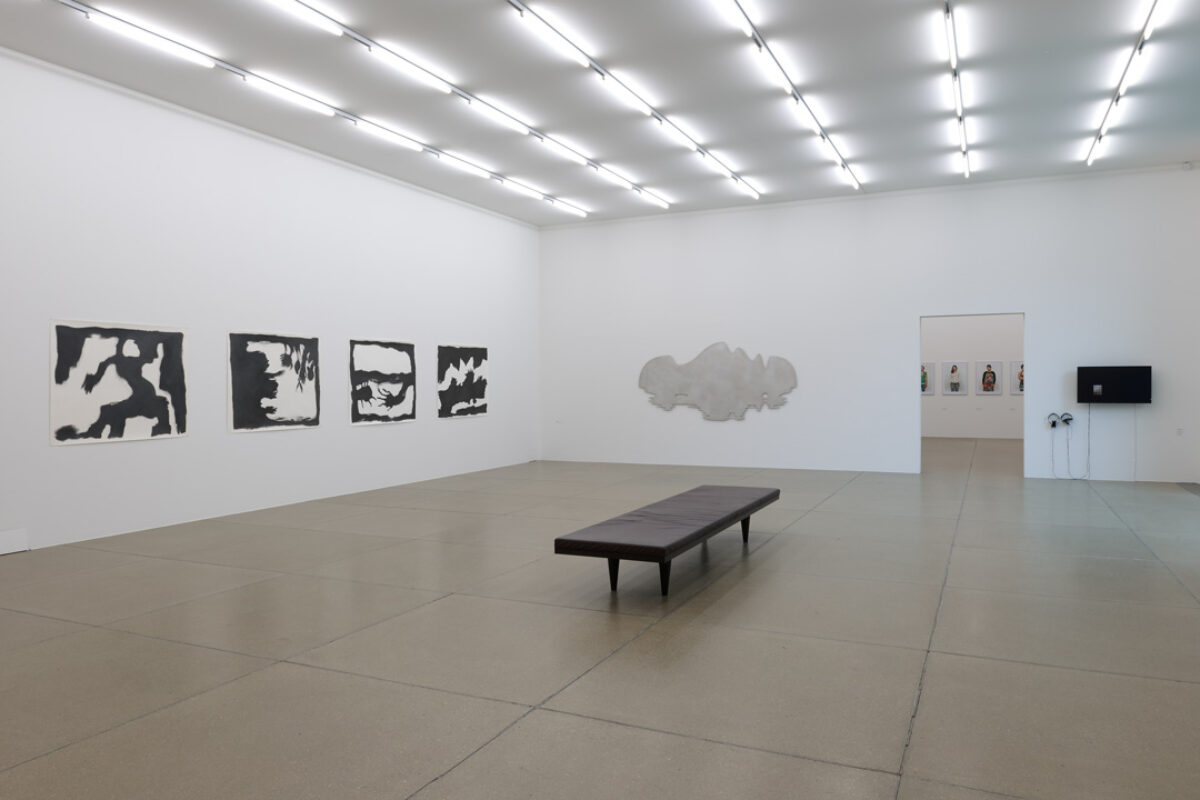 Ausstellungsansicht mit verschiedenen Kunstwerken im Aargauer Kunsthaus