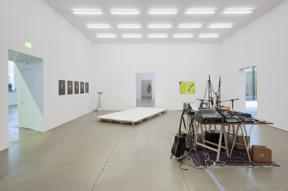 Ausstellungsansicht mit verschiedenen Kunstwerken im Aargauer Kunsthaus