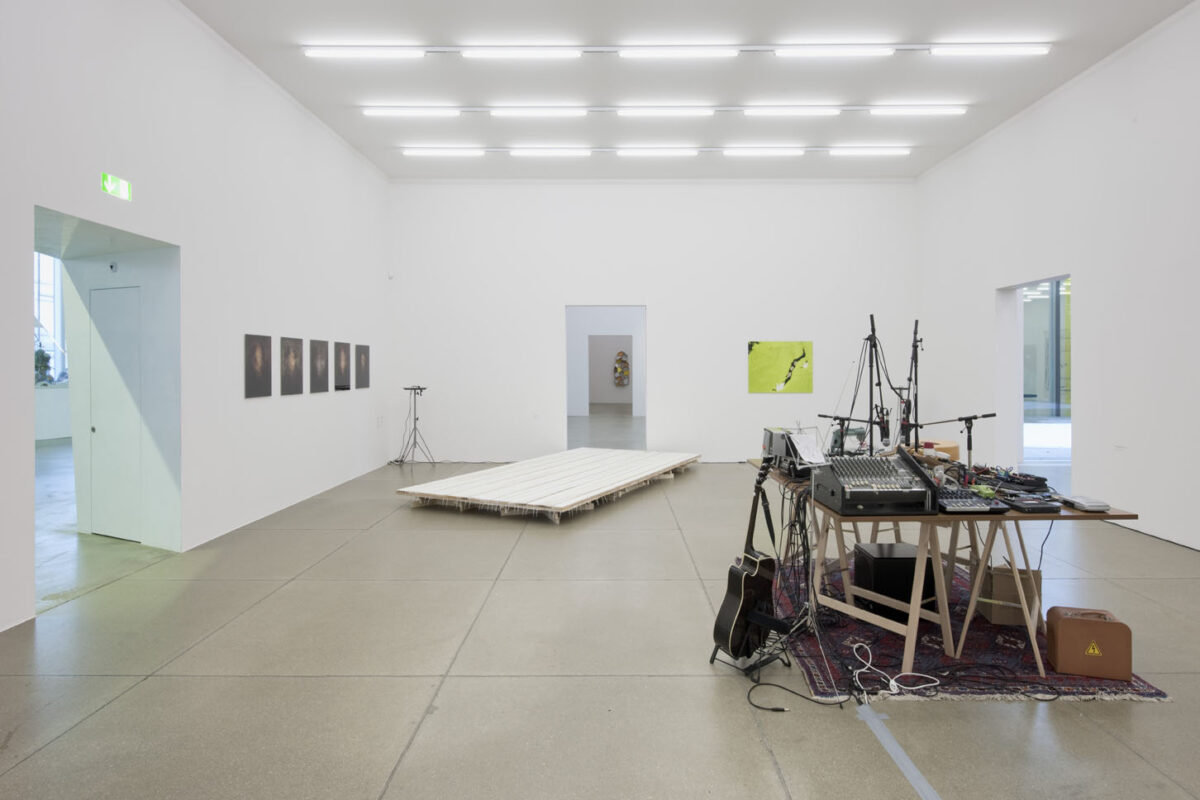 Ausstellungsansicht mit verschiedenen Kunstwerken im Aargauer Kunsthaus