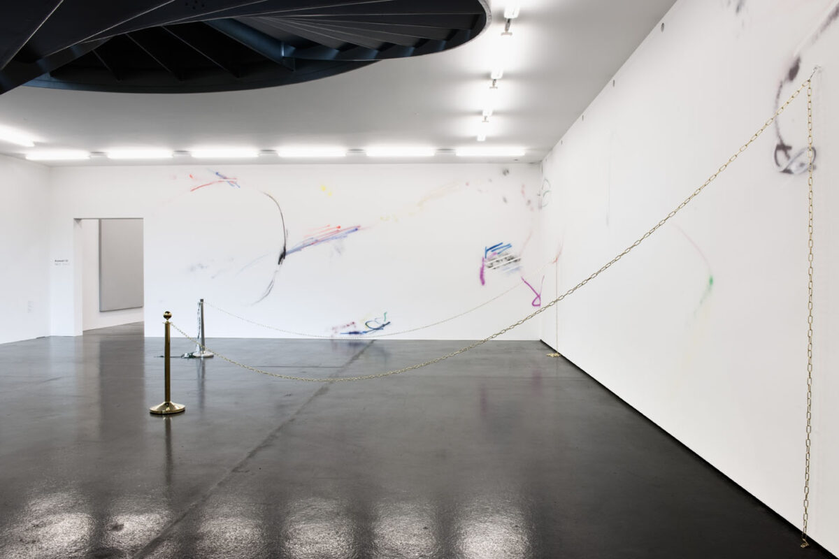 Ausstellungsansicht mit verschiedenen Kunstwerken im Aargauer Kunsthaus