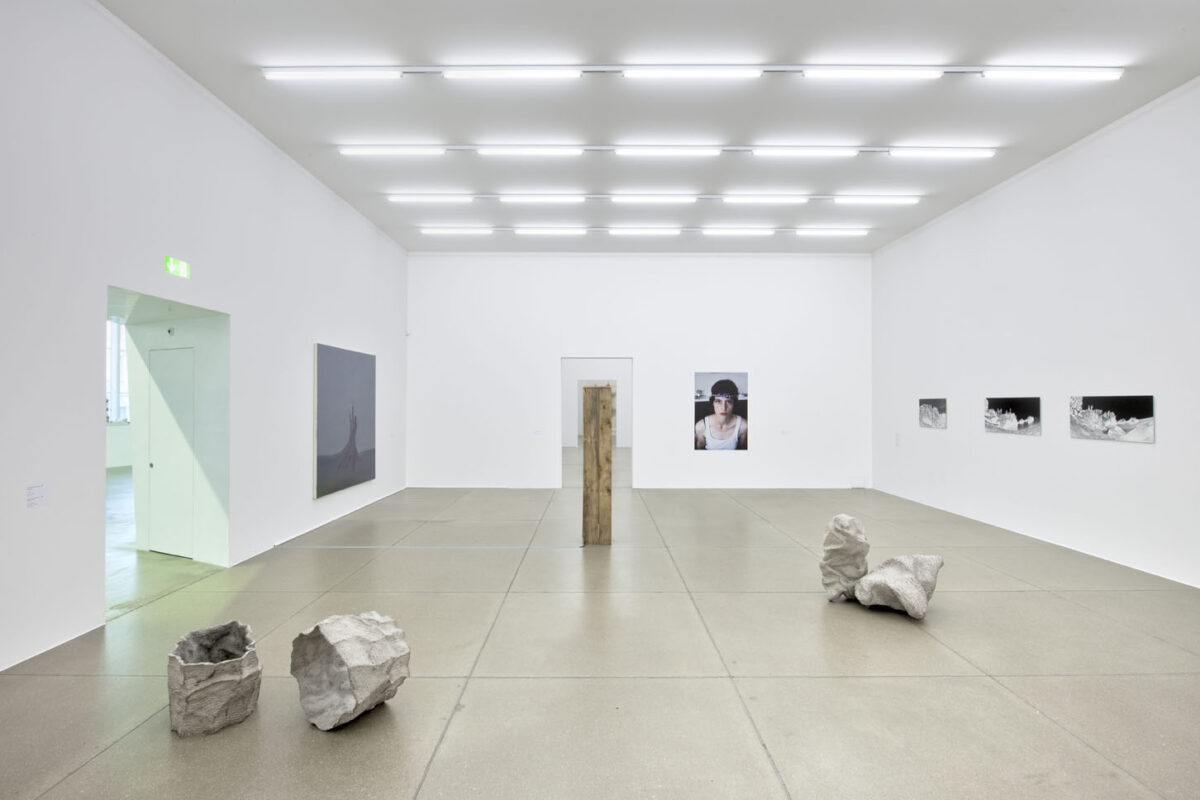 Ausstellungsansicht mit verschiedenen Kunstwerken im Aargauer Kunsthaus