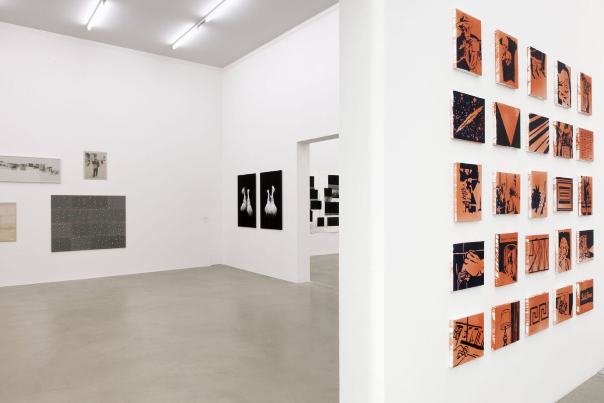 Ausstellungsansicht mit verschiedenen Kunstwerken im Aargauer Kunsthaus