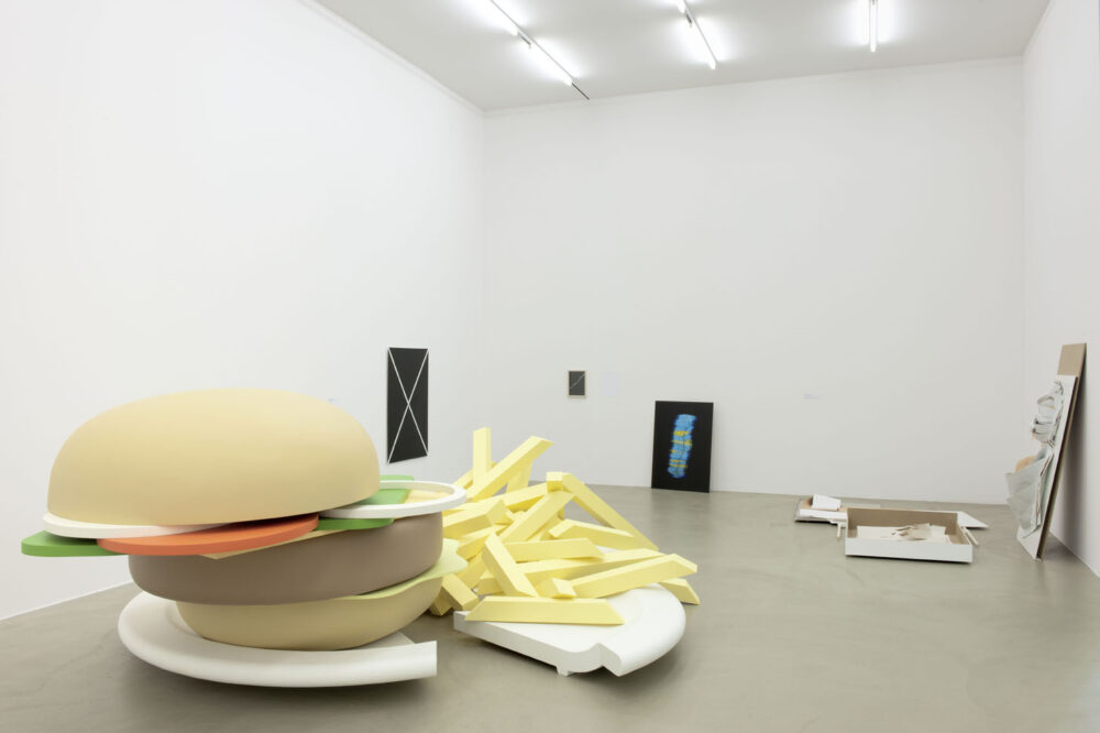 Ausstellungsansicht mit verschiedenen Kunstwerken im Aargauer Kunsthaus