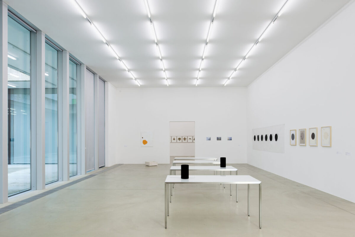 Ausstellungsansicht mit verschiedenen Kunstwerken im Aargauer Kunsthaus