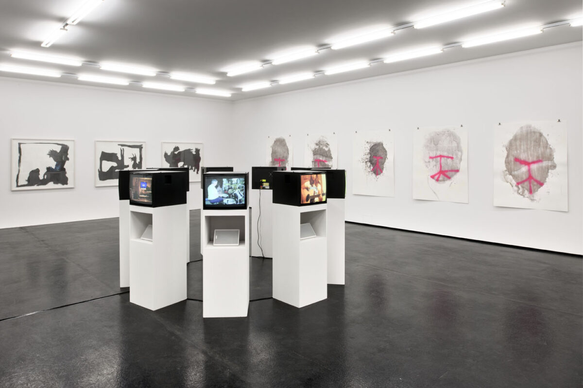 Ausstellungsansicht mit verschiedenen Kunstwerken im Aargauer Kunsthaus