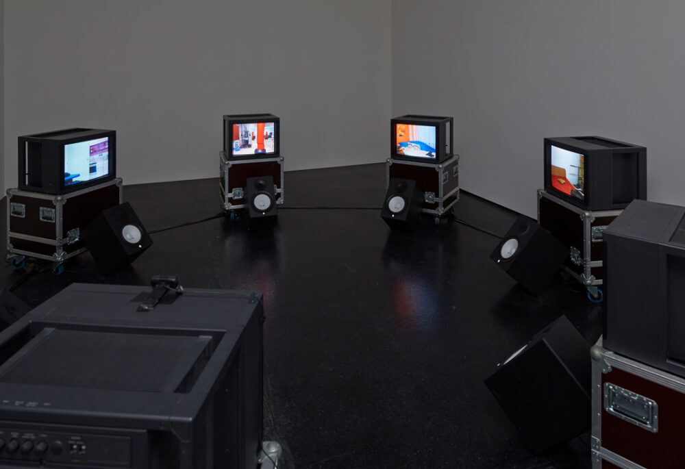 Ausstellungsansicht mit verschiedenen Kunstwerken im Aargauer Kunsthaus