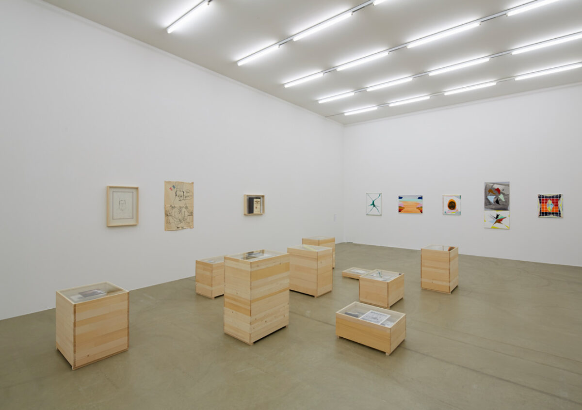 Ausstellungsansicht mit verschiedenen Kunstwerken im Aargauer Kunsthaus