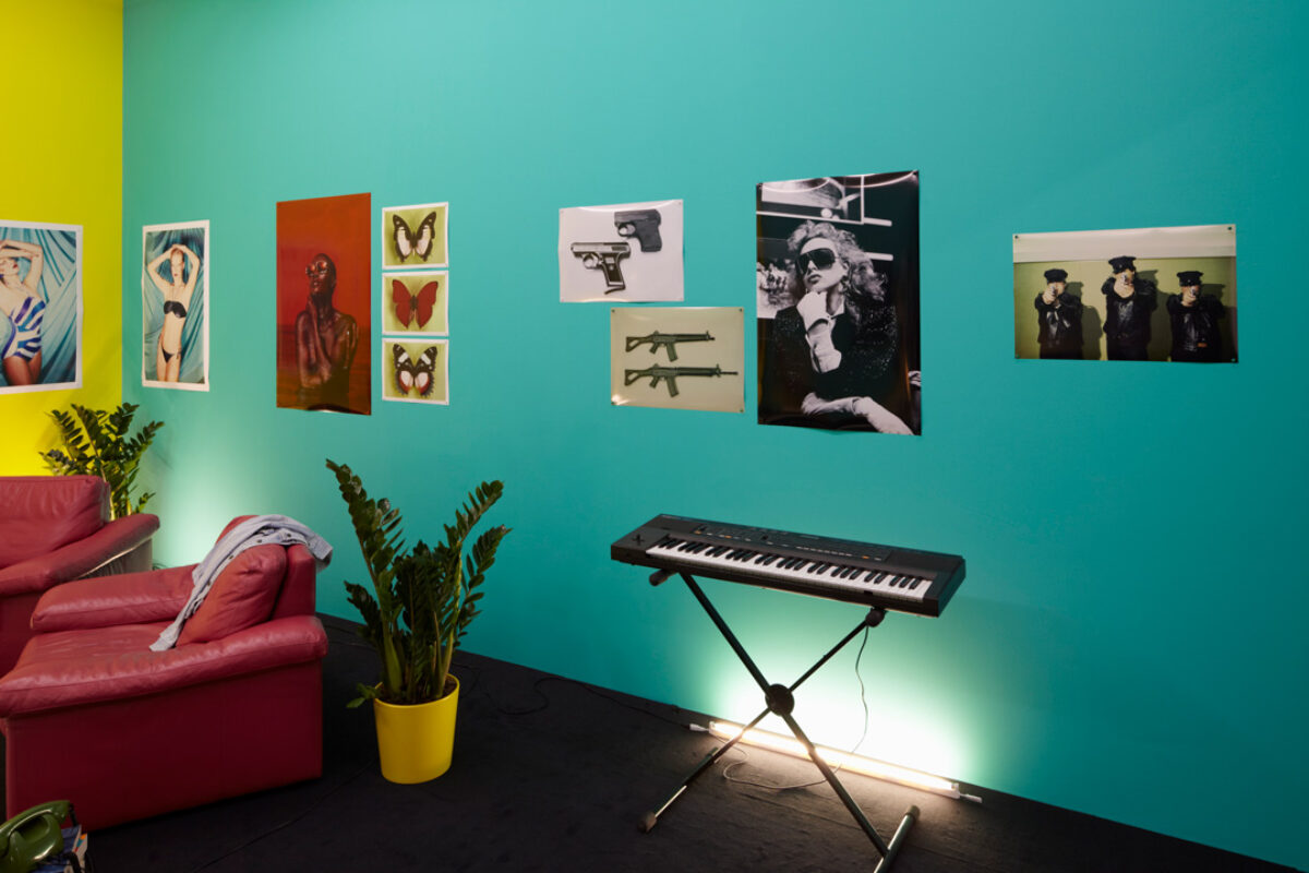 Ausstellungsansicht mit verschiedenen Kunstwerken im Aargauer Kunsthaus