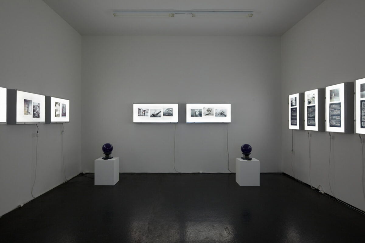 Ausstellungsansicht mit verschiedenen Kunstwerken im Aargauer Kunsthaus