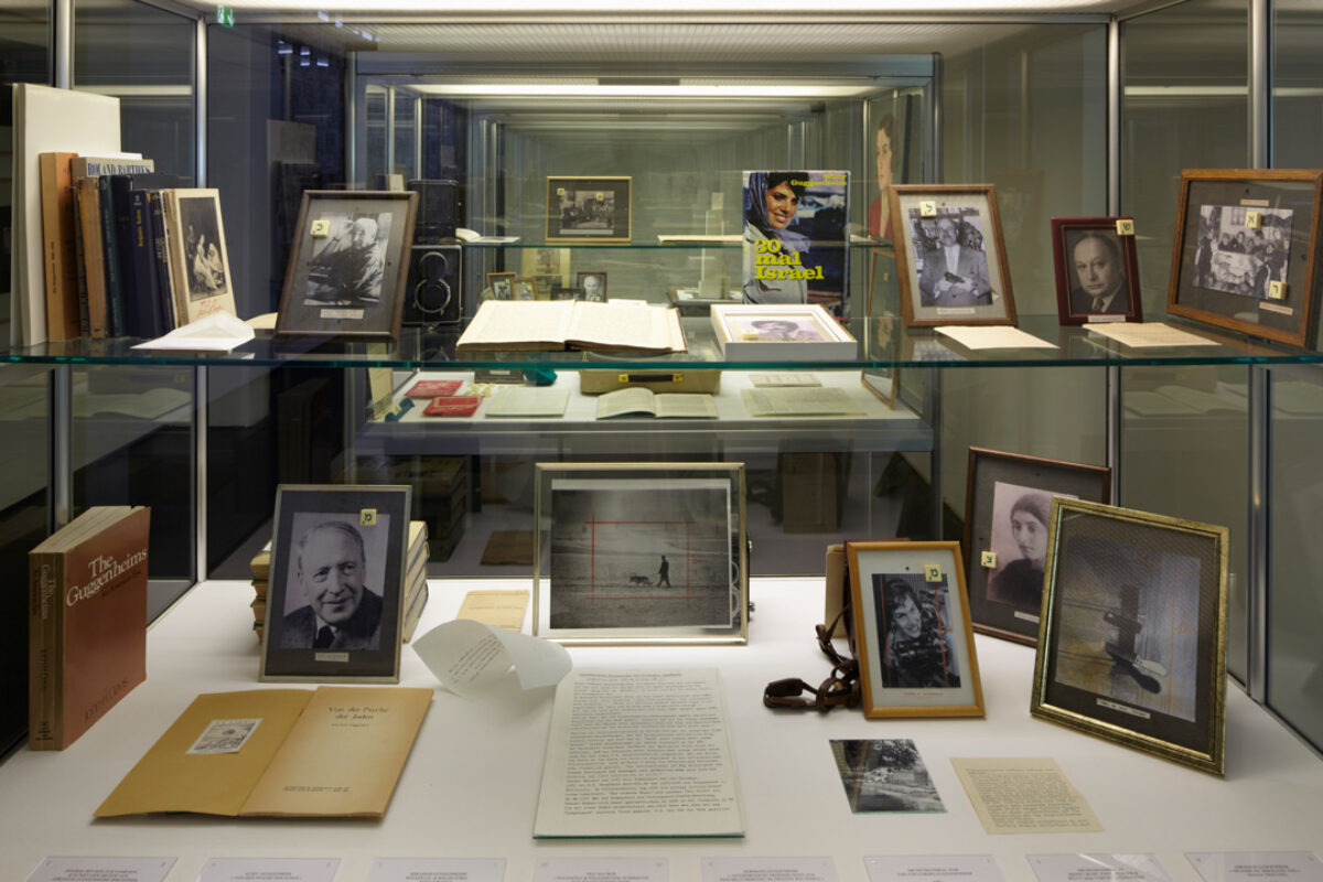 Ausstellungsansicht mit verschiedenen Kunstwerken im Aargauer Kunsthaus