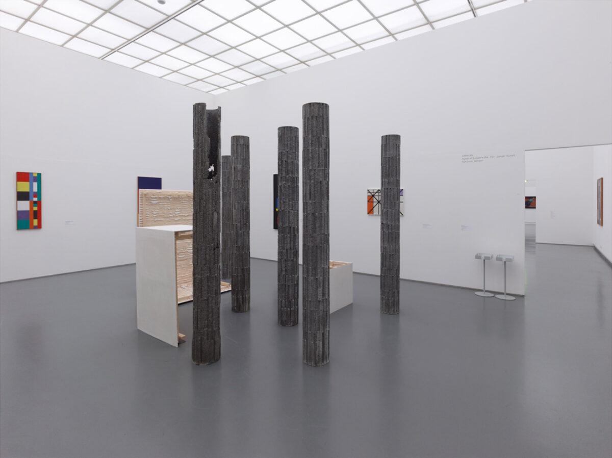 Ausstellungsansicht mit verschiedenen Kunstwerken im Aargauer Kunsthaus