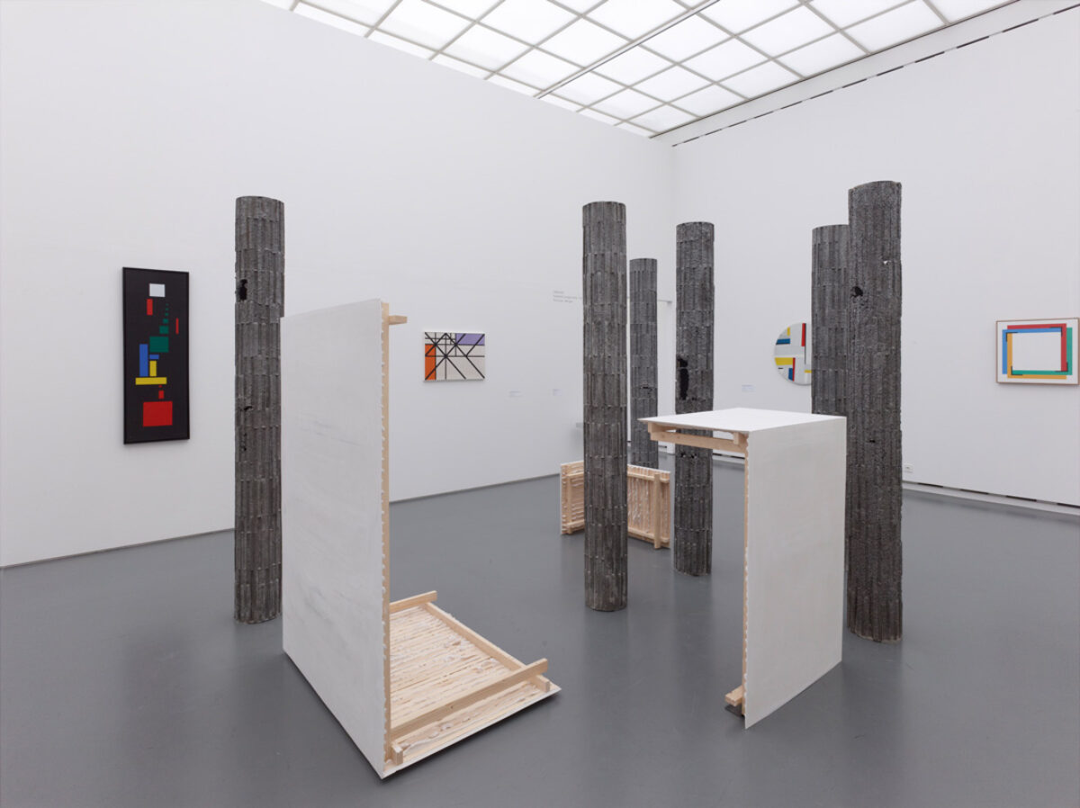 Ausstellungsansicht mit verschiedenen Kunstwerken im Aargauer Kunsthaus