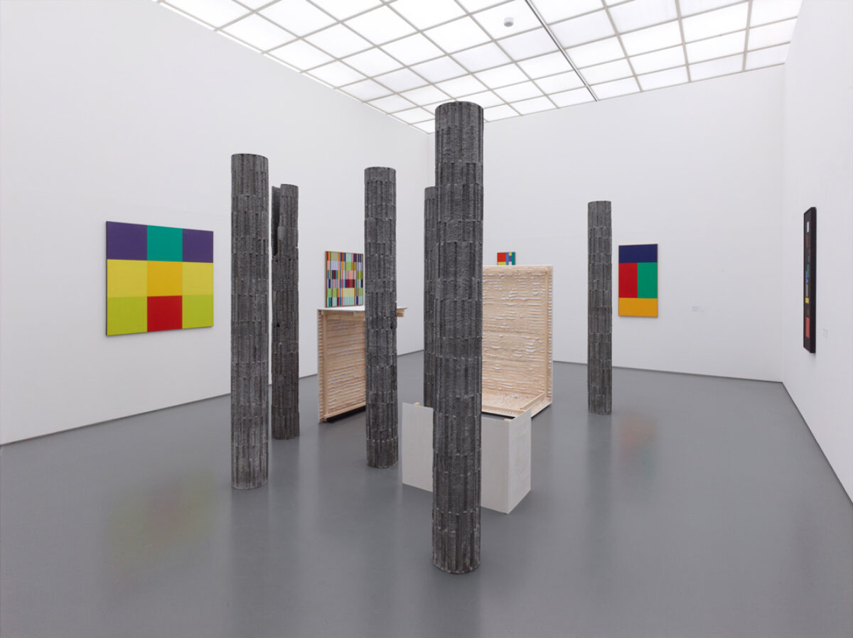 Ausstellungsansicht mit verschiedenen Kunstwerken im Aargauer Kunsthaus