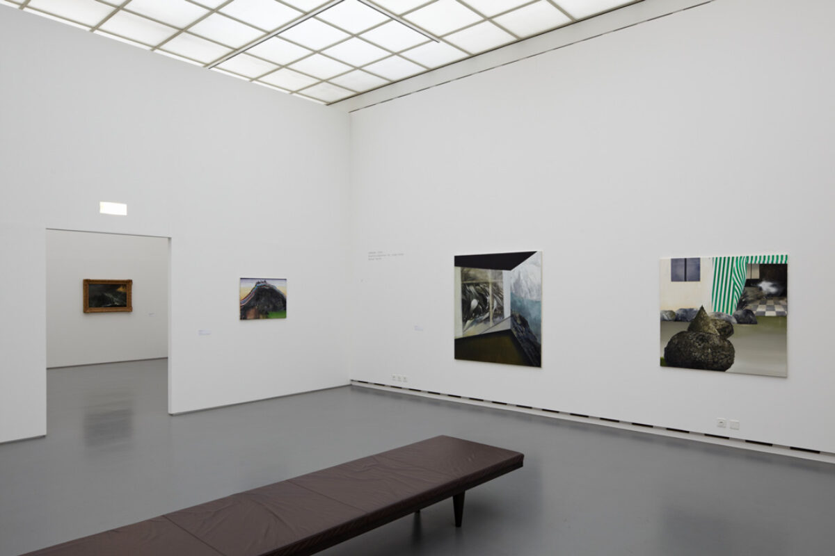 Ausstellungsansicht mit verschiedenen Kunstwerken im Aargauer Kunsthaus