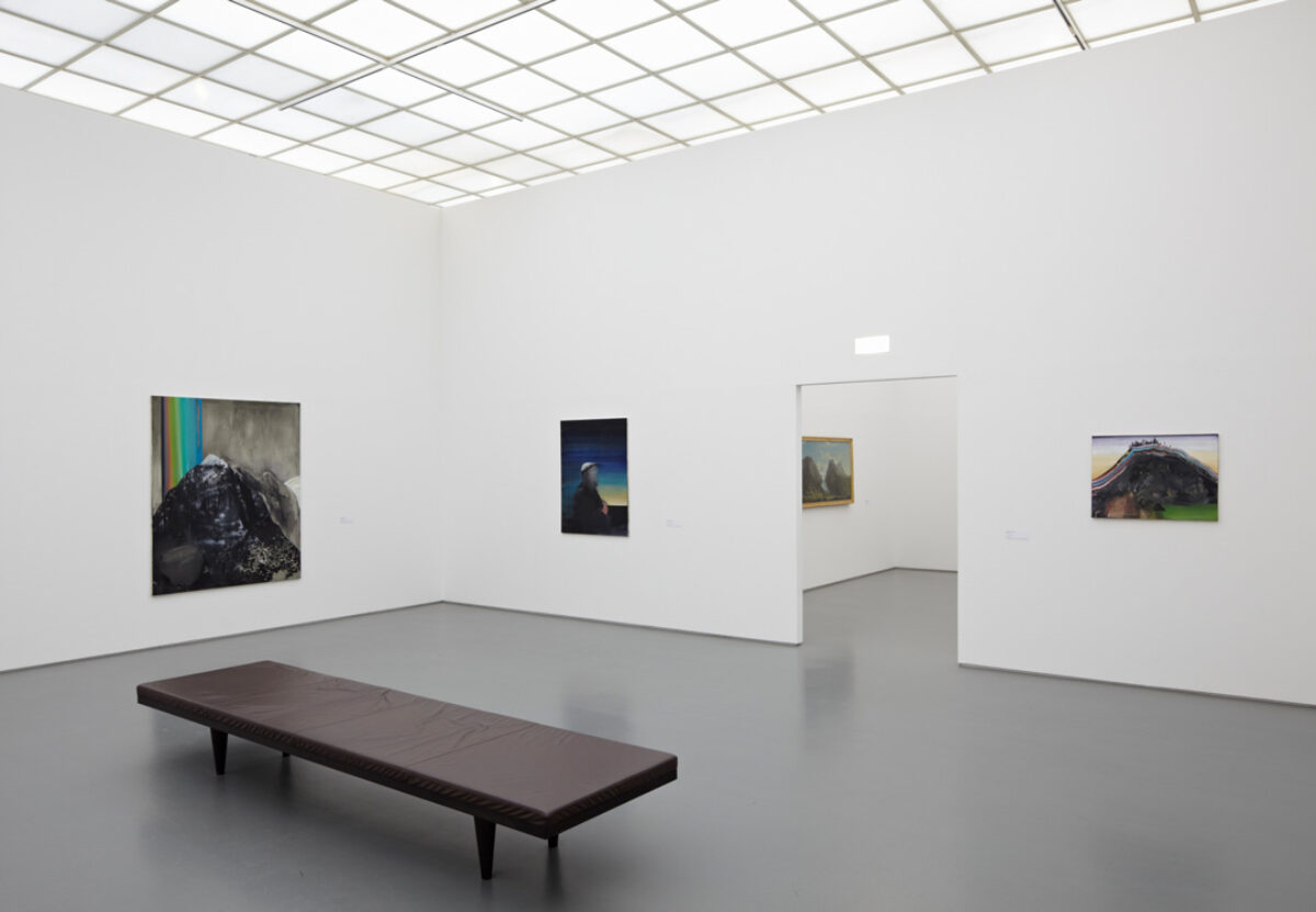 Ausstellungsansicht mit verschiedenen Kunstwerken im Aargauer Kunsthaus