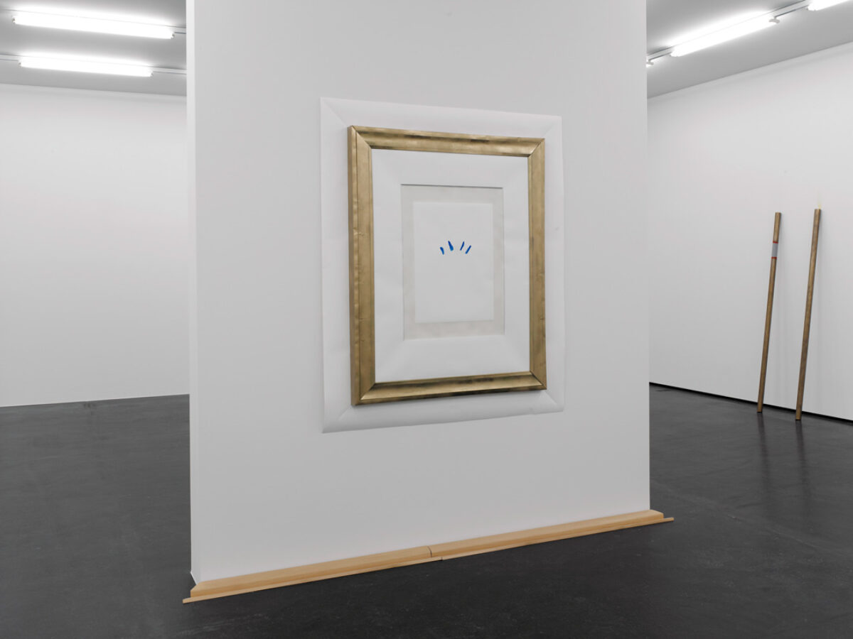 Ausstellungsansicht mit verschiedenen Kunstwerken im Aargauer Kunsthaus