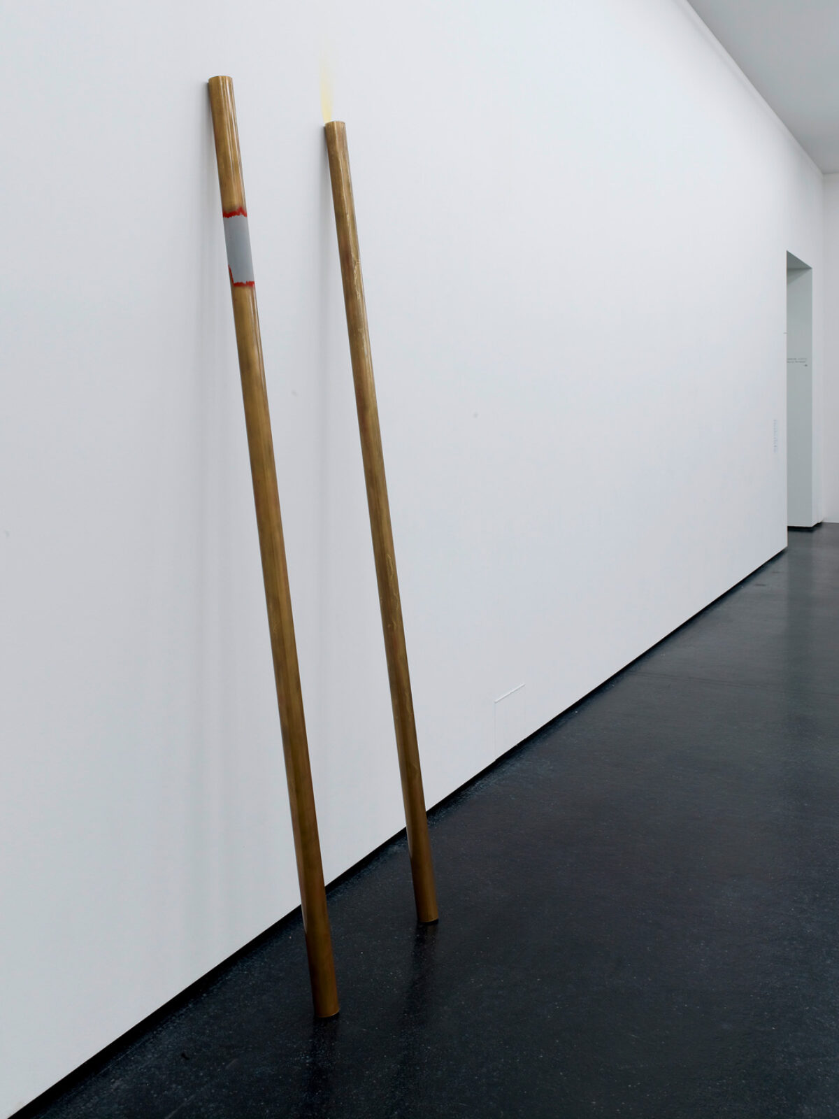 Ausstellungsansicht mit verschiedenen Kunstwerken im Aargauer Kunsthaus