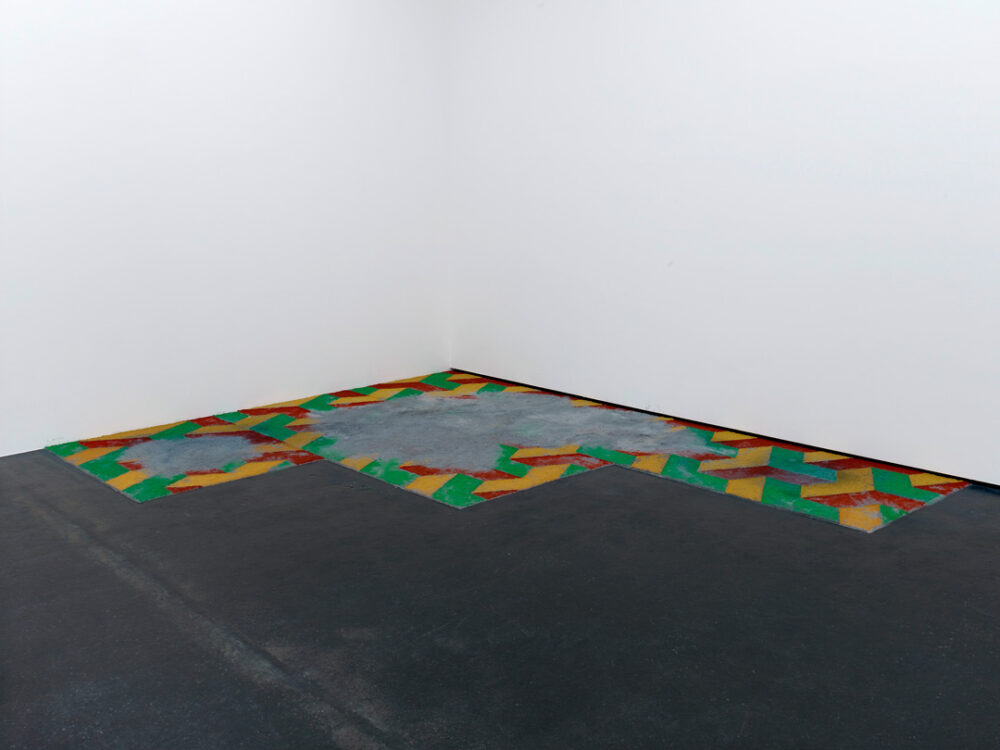 Ausstellungsansicht mit verschiedenen Kunstwerken im Aargauer Kunsthaus