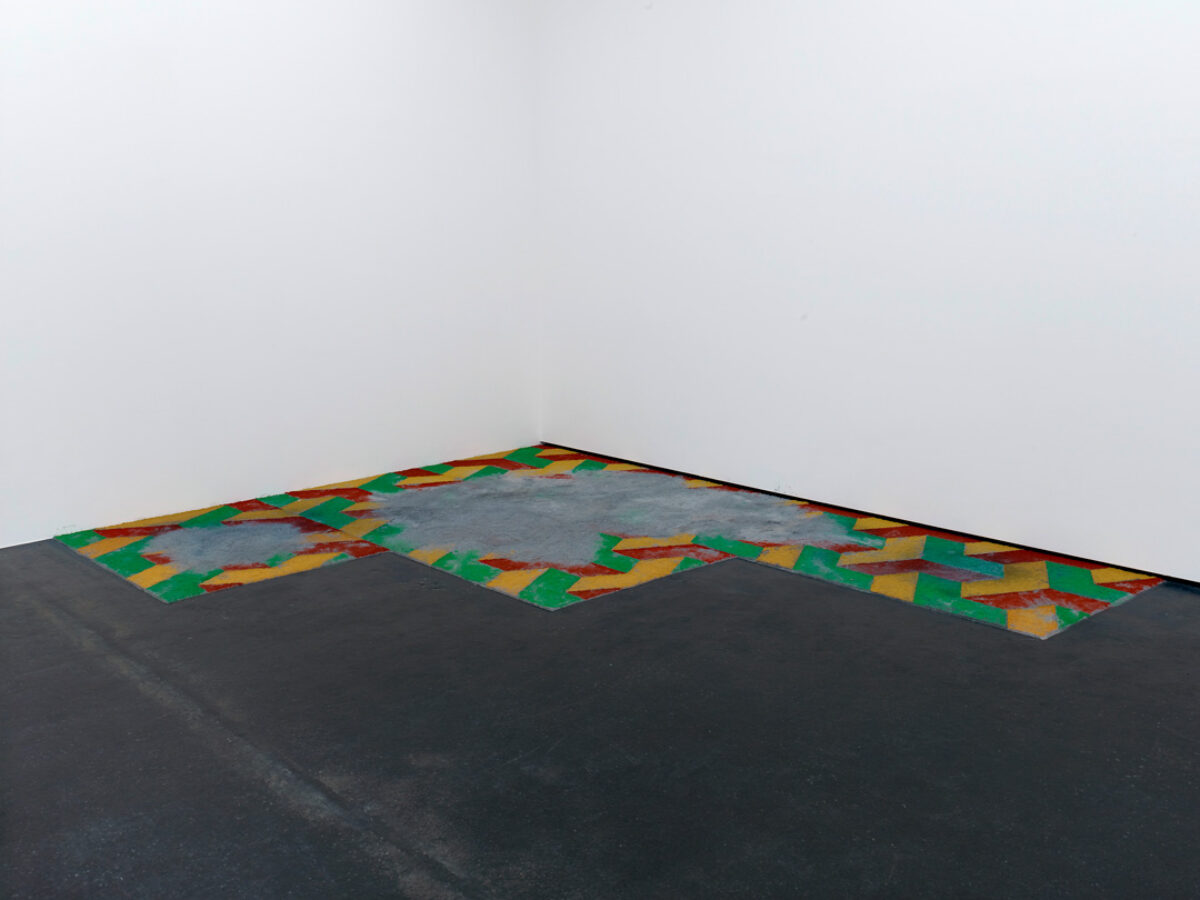 Ausstellungsansicht mit verschiedenen Kunstwerken im Aargauer Kunsthaus