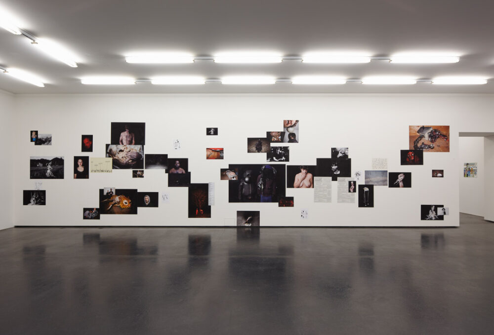 Ausstellungsansicht mit verschiedenen Kunstwerken im Aargauer Kunsthaus