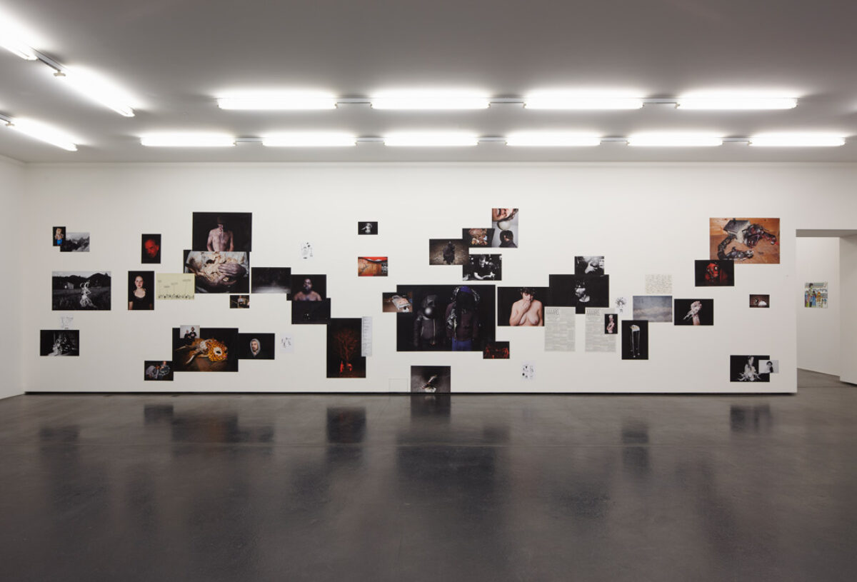 Ausstellungsansicht mit verschiedenen Kunstwerken im Aargauer Kunsthaus