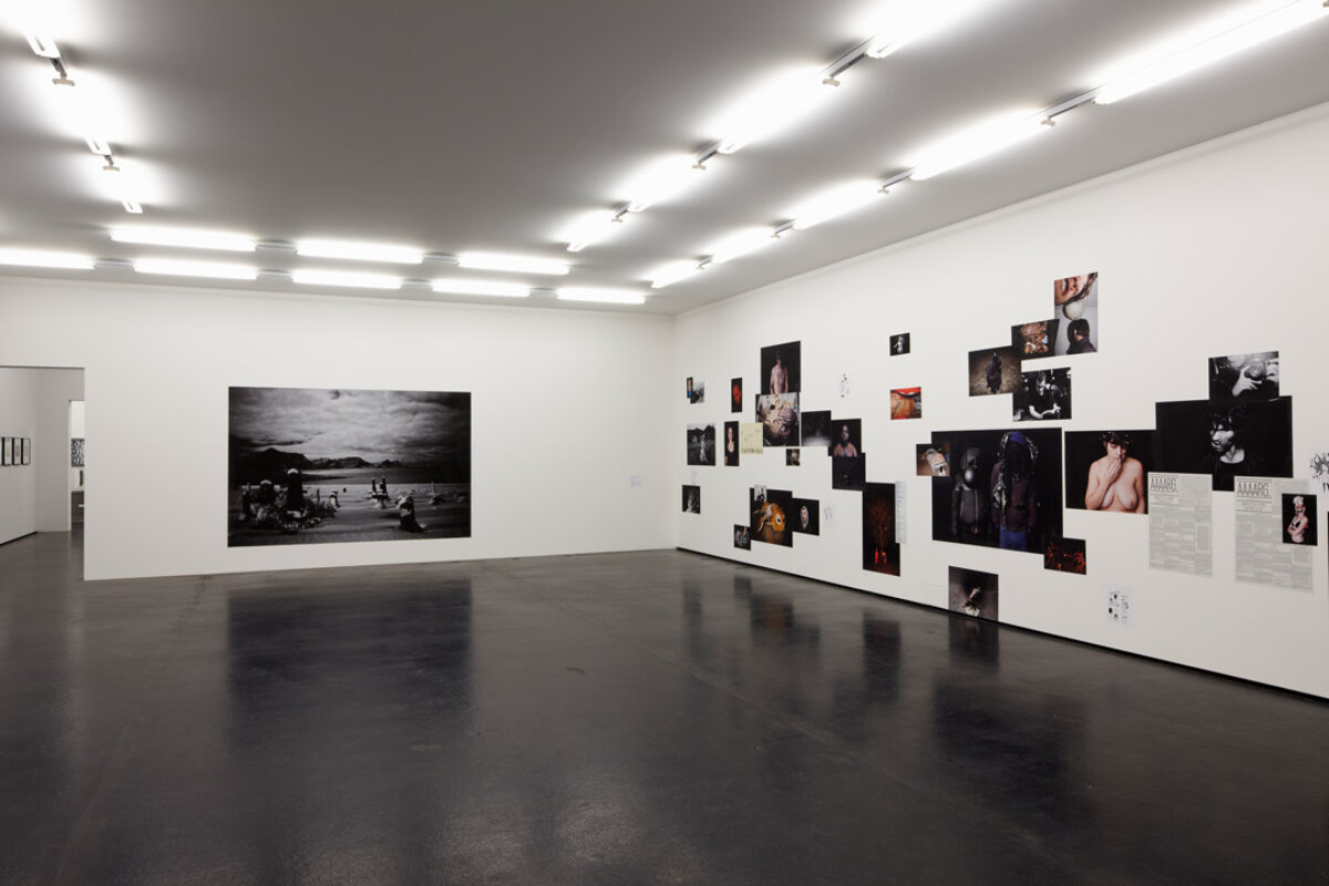 Ausstellungsansicht mit verschiedenen Kunstwerken im Aargauer Kunsthaus