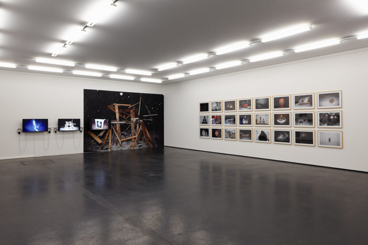 Ausstellungsansicht mit verschiedenen Kunstwerken im Aargauer Kunsthaus