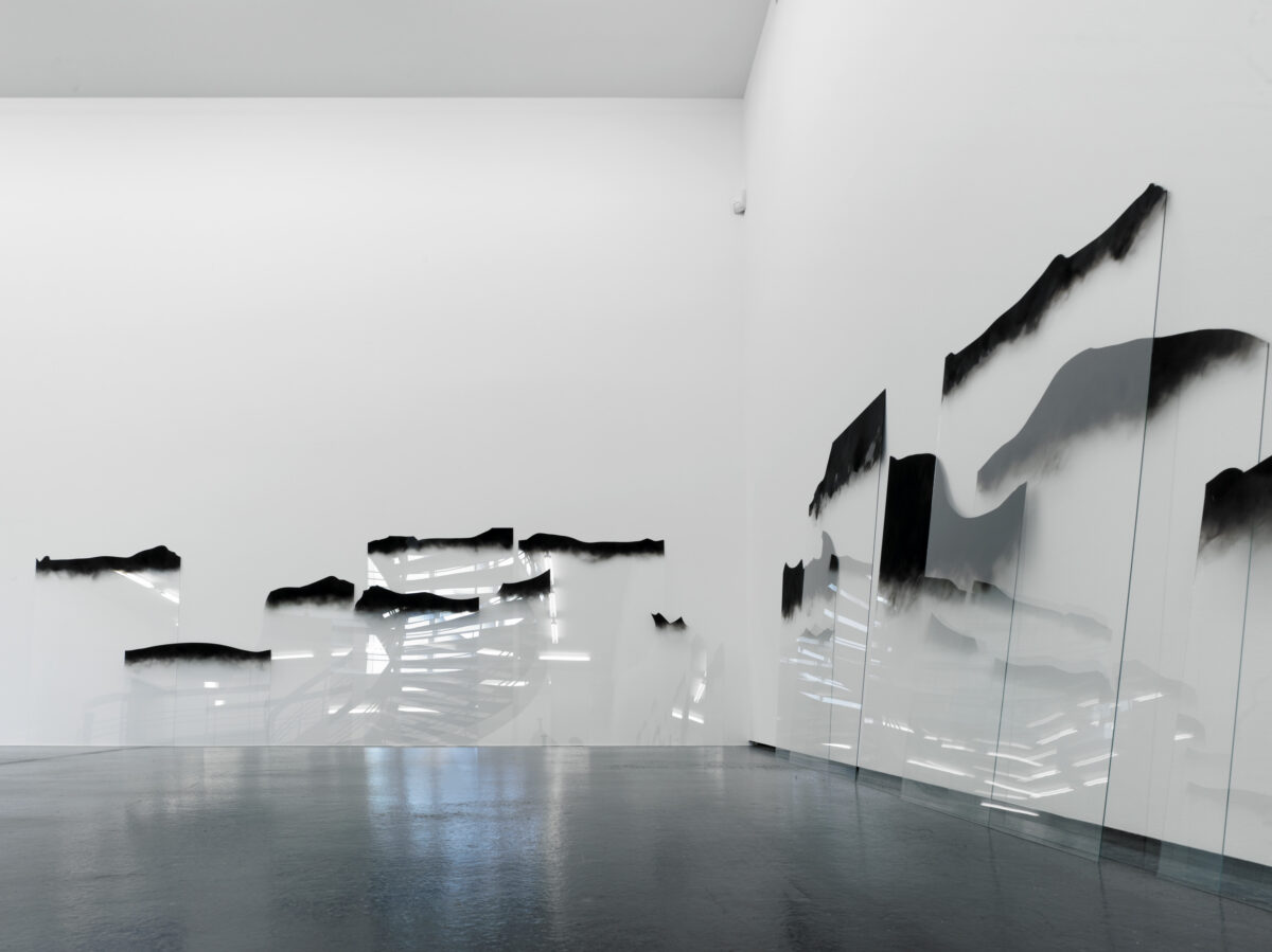 Ausstellungsansicht mit verschiedenen Kunstwerken im Aargauer Kunsthaus