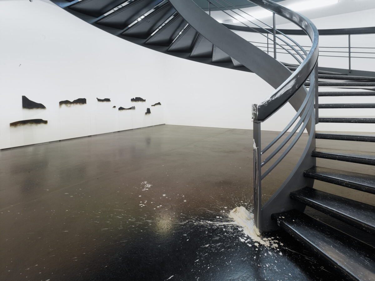 Ausstellungsansicht mit verschiedenen Kunstwerken im Aargauer Kunsthaus