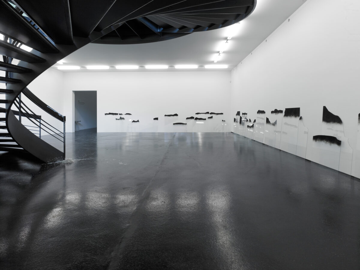 Ausstellungsansicht mit verschiedenen Kunstwerken im Aargauer Kunsthaus