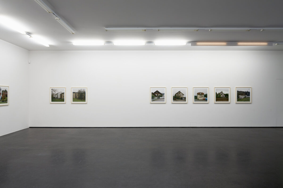 Ausstellungsansicht mit verschiedenen Kunstwerken im Aargauer Kunsthaus