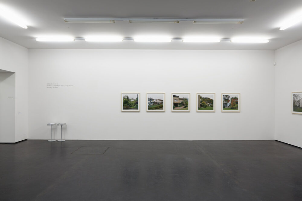 Ausstellungsansicht mit verschiedenen Kunstwerken im Aargauer Kunsthaus