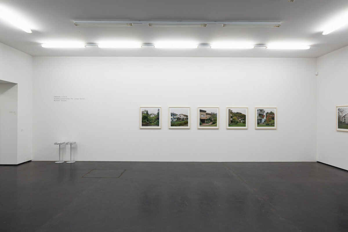 Ausstellungsansicht mit verschiedenen Kunstwerken im Aargauer Kunsthaus