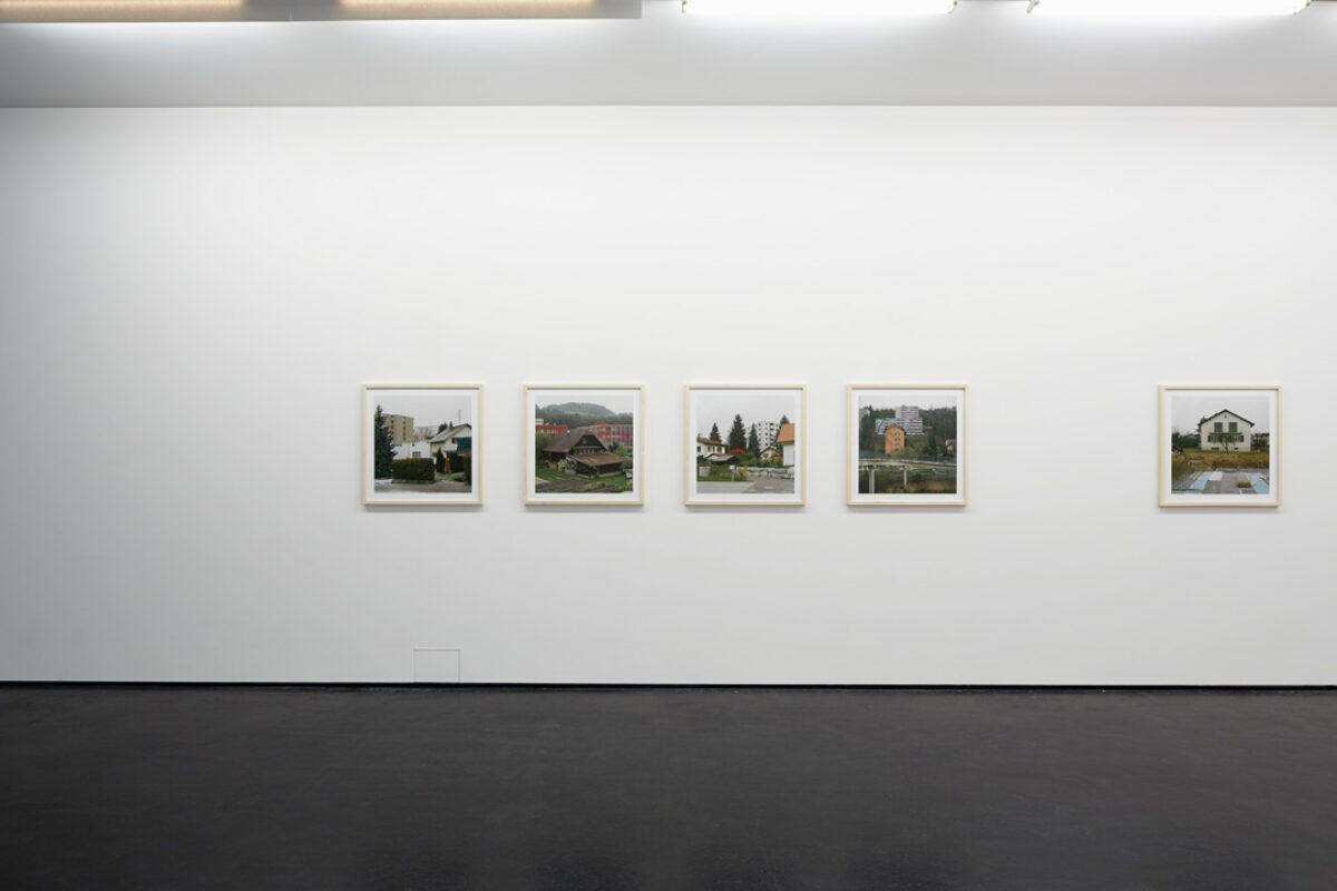 Ausstellungsansicht mit verschiedenen Kunstwerken im Aargauer Kunsthaus