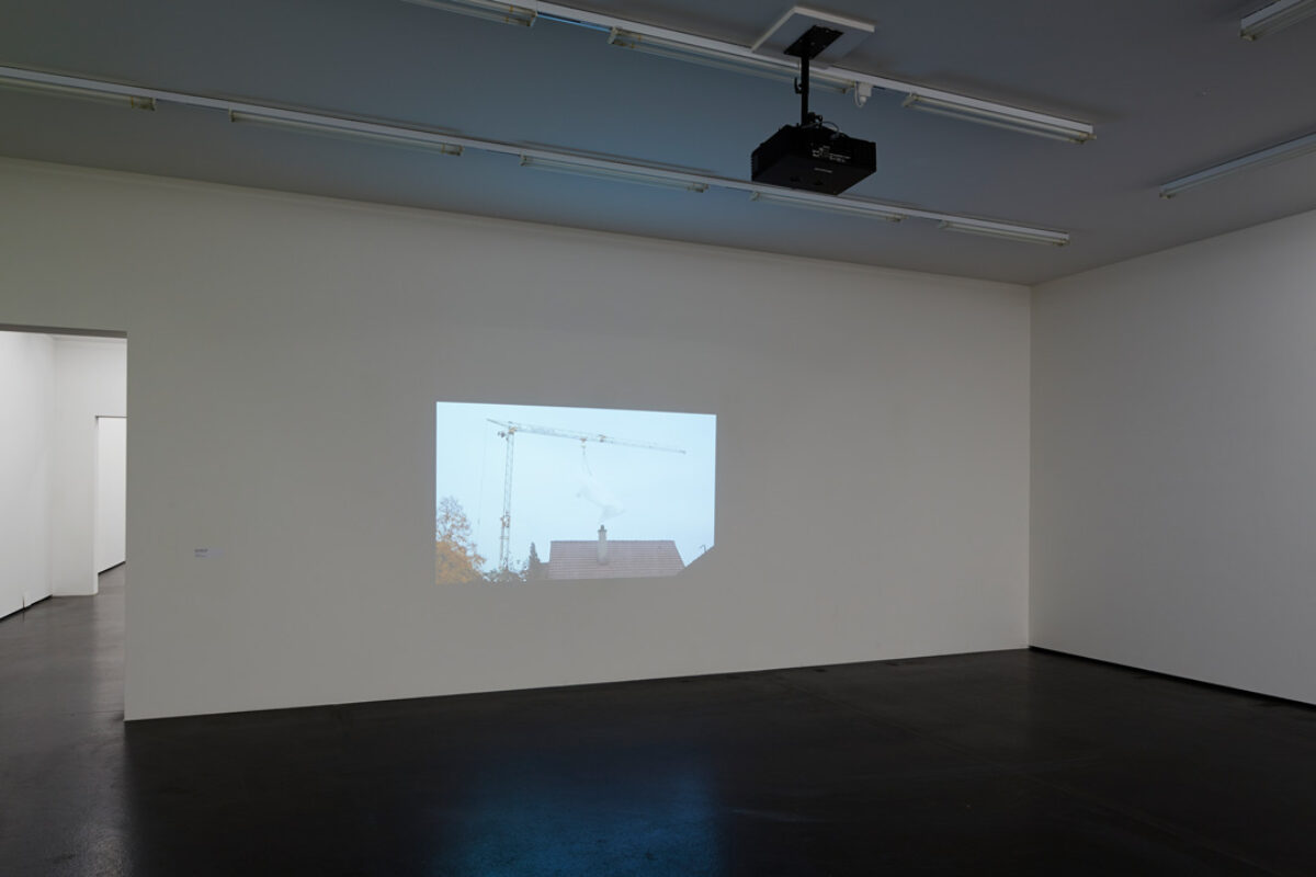 Ausstellungsansicht mit verschiedenen Kunstwerken im Aargauer Kunsthaus