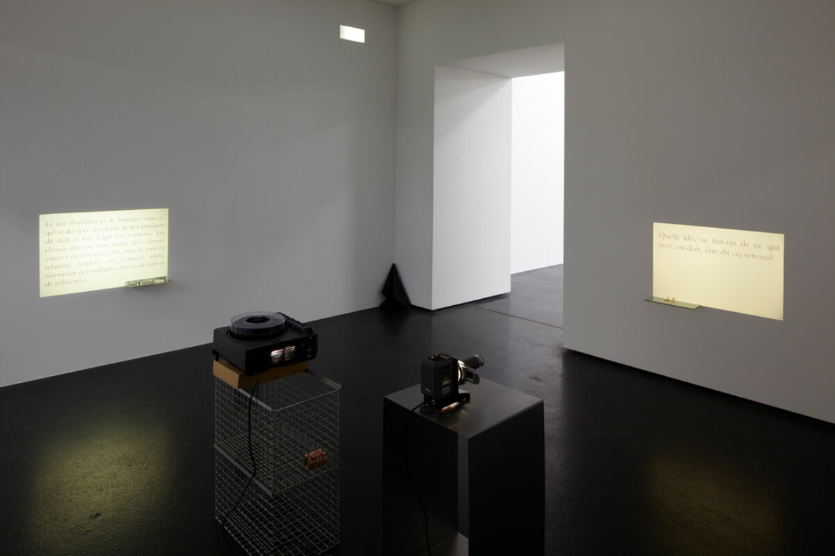 Ausstellungsansicht mit verschiedenen Kunstwerken im Aargauer Kunsthaus