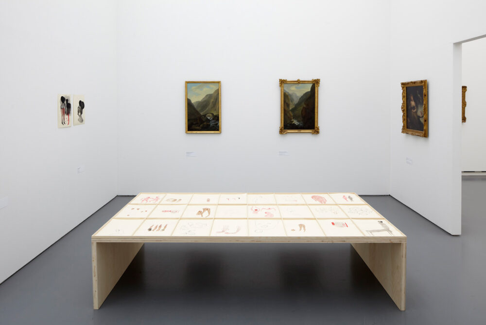 Ausstellungsansicht mit verschiedenen Kunstwerken im Aargauer Kunsthaus